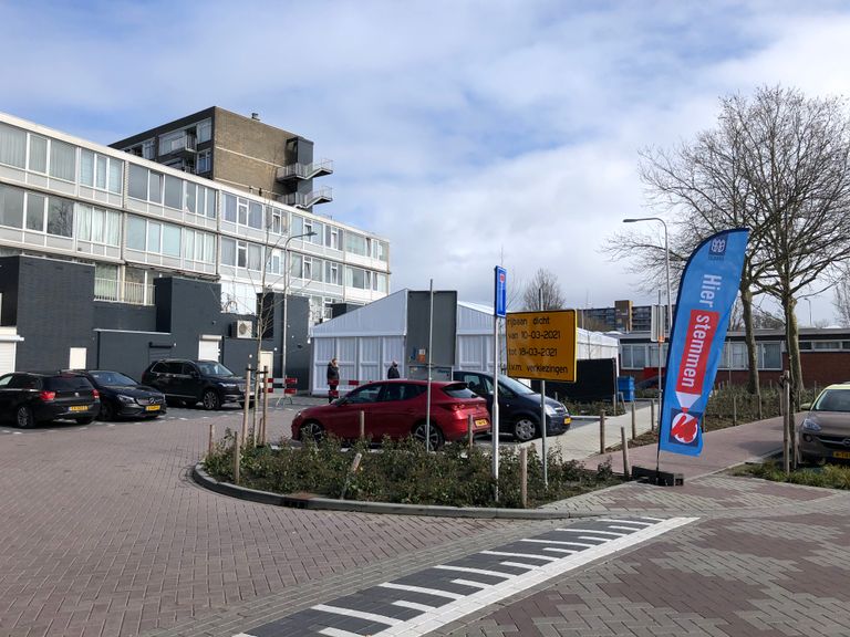 Het 'verplaatste' stemlokaal aan het Roelof Kranenburgplein (foto: Agnes van der Straaten).