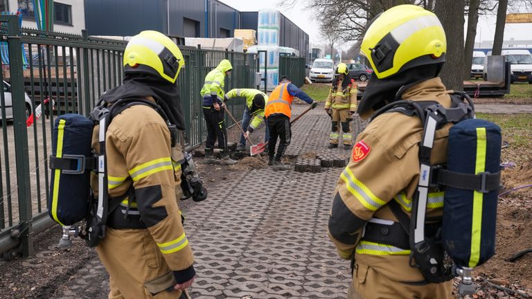 De brandweer houdt de werkzaamheden goed in de gaten (foto: Gabor Heeres/SQ Vision).