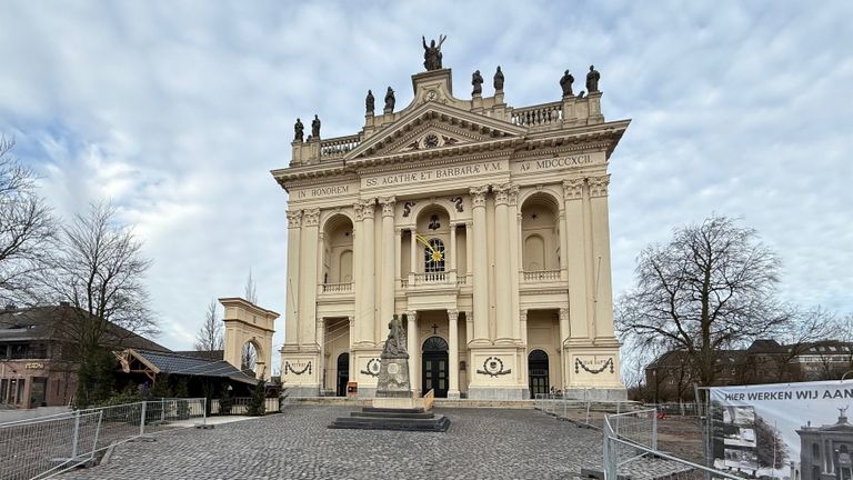 De omgeving rond de basiliek krijgt een flinke transformatie, maar voor de basiliek zelf is geen geld (foto: Robert te Veele).