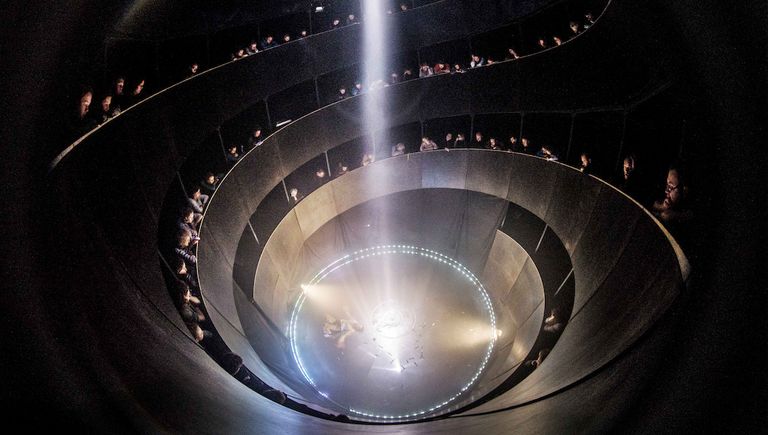De silo van circusmaker Boris Gibé van binnen, tijdens zijn voorstelling. (beeld: Festival Circolo)