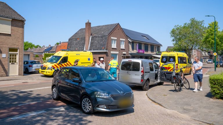 Het ongeluk gebeurde op de Marktstraat in Kaatsheuvel (foto: Iwan van Dun/SQ Vision).