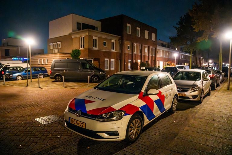 De politie doet onderzoek aan de straat Rigoletto in Eindhoven (foto: Dave Hendriks/SQ Vision).