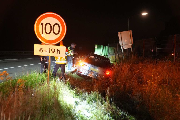 Auto belandt in greppel bij parkeerplaats op snelweg (Foto: WdG/SQ Vision)