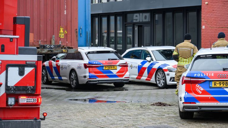 De politie doorzocht dinsdag het bedrijfspand (foto: SQ Vision).