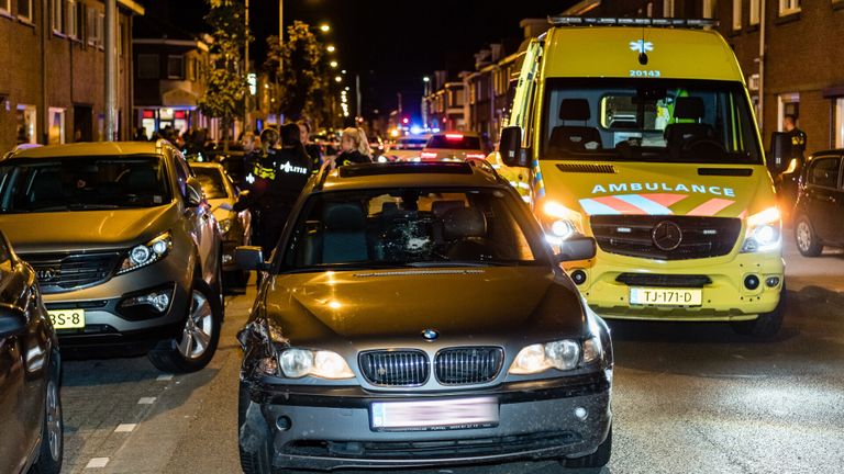 Kogelgat in een BMW met Belgische kenteken. (foto: Jack Brekelmans/SQ Vision Mediaprodukties)