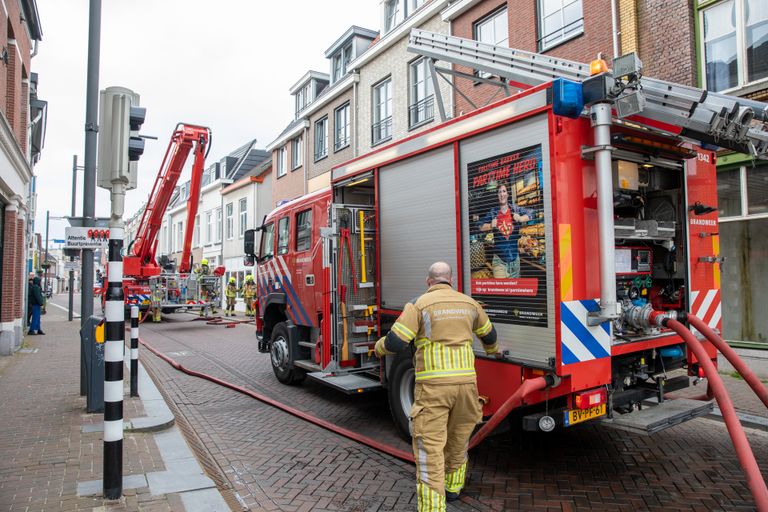 De brandweer bluste het dak van het huis aan de Molenstraat in Roosendaal (foto: Christian Traets/SQ Vision).