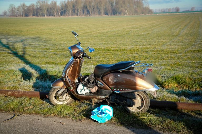 Vrouw valt scooter over mestslang (foto: Erik Haverhals/Persbureau Heitink).