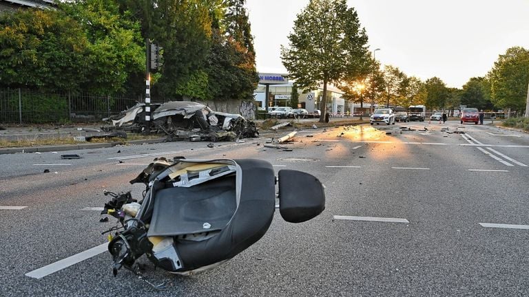 De stoelen zijn uit de auto geschoten en op de weg beland (foto: Toby de Kort/SQ Vision).