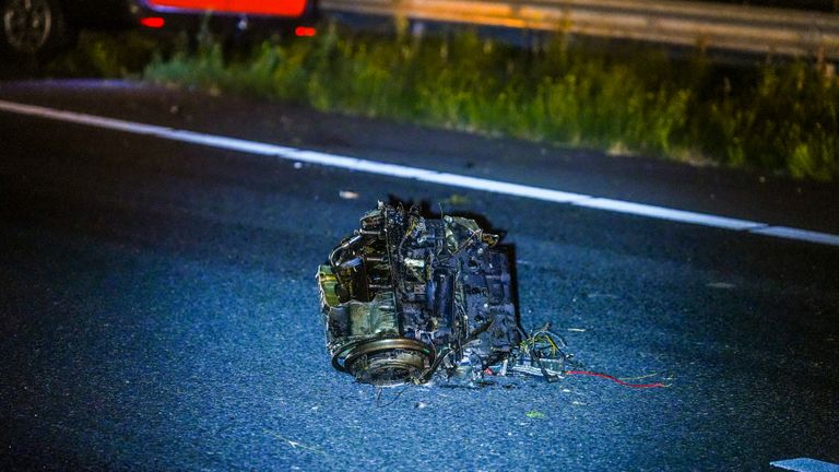 Een deel van de twee voertuigen dat na het ongeluk werd verspreid (foto: SQ Vision).