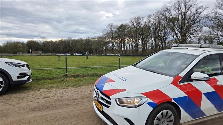 Na de melding rukte ook de politie uit (foto: Noël van Hooft).