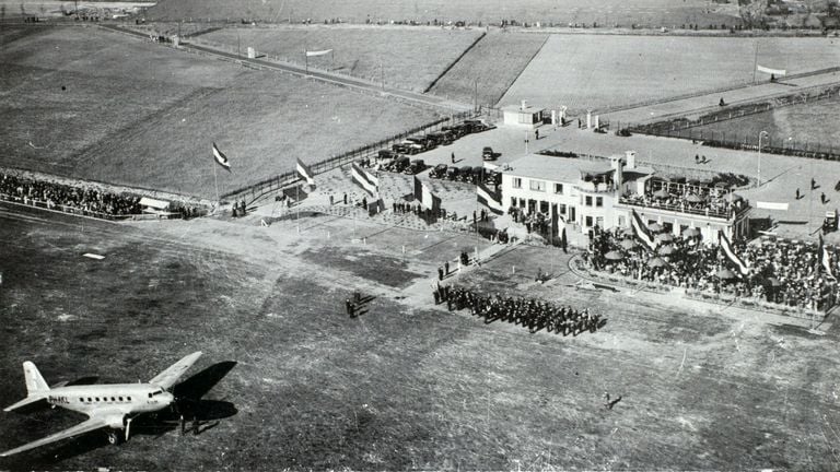 Luchtfoto van het stationsgebouw op Vliegveld Welschap te Eindhoven tijdens de officiële opening op 11 mei 1935 (foto: collectie Nederlands Instituut voor Militaire Historie).
