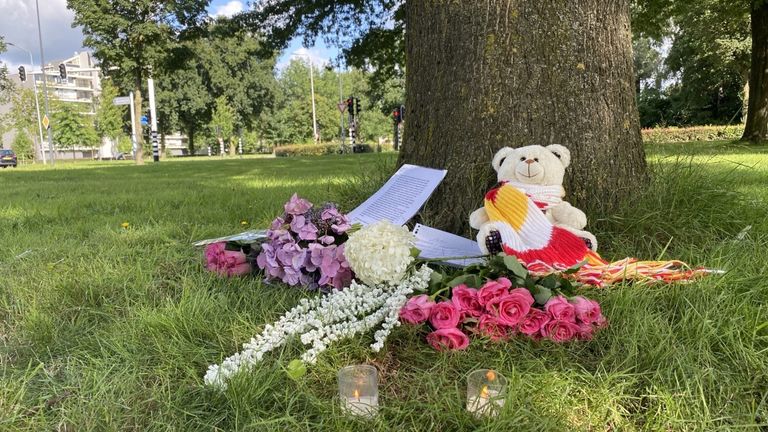 Op de plek van het ongeluk worden steeds meer bloem, knuffels en brieven gelegd (foto: Jan Peels)