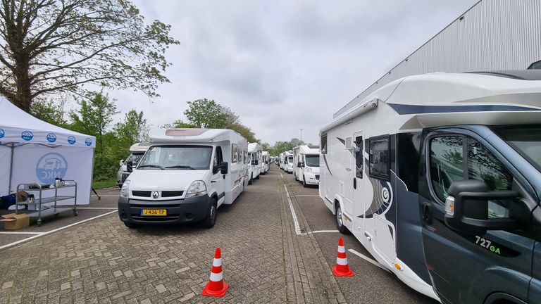 Lange rijen voor de weegbrug.