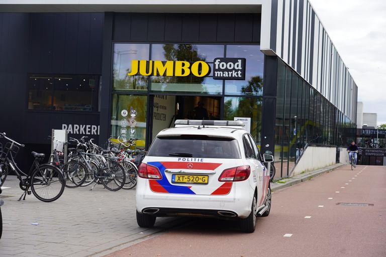 De politie is ter plaatse bij een steekpartij in de Jumbo Foodmarkt (Foto: Jeroen Stuve/SQ Vision) 