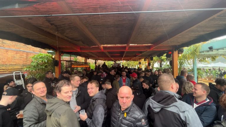 De PSV-supporters verzamelen zich in de kroeg (foto: Yannick Wezenbeek). 