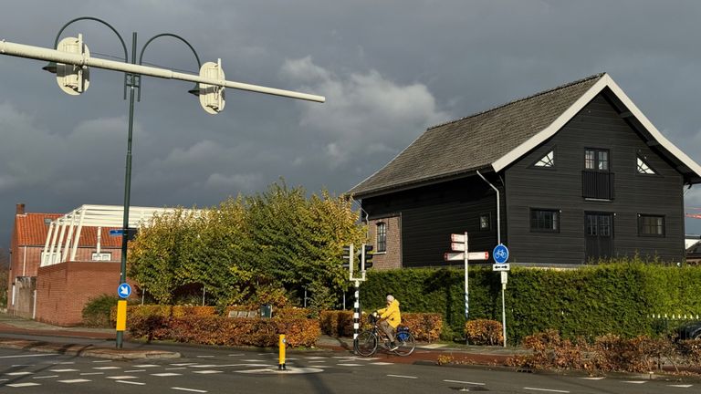 De leerlooierij gezien vanaf de weg, met daarachter het geraamte van de loods (foto: Niek de Bruijn)