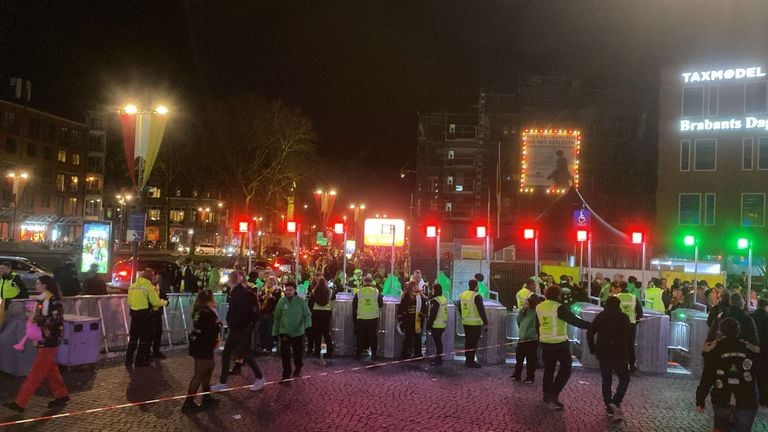 De straat voor het station puilt uit met carnavalsvierders (foto: Omroep Brabant).