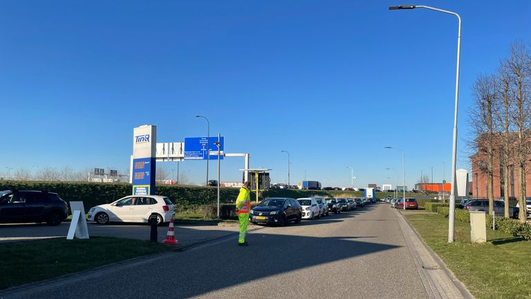 Aansluiten bij het jubilerende tankstation (foto: René van Hoof).