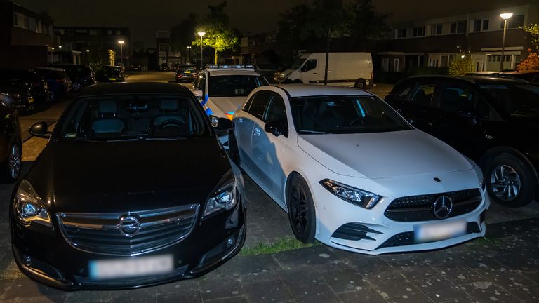Aan de Vierde Rompert in Den Bosch vond de politie een auto die mogelijk bij de tweede schietpartij betrokken zou zijn (foto: Iwan van Dun/SQ Vision).