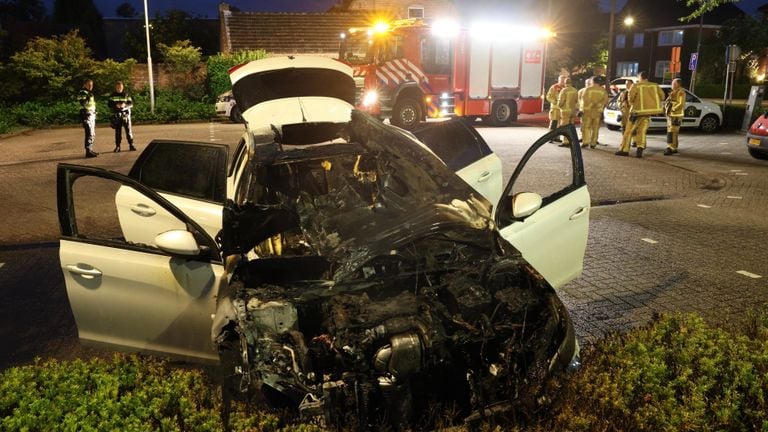 De brandweer was snel aanwezig, maar kon niet voorkomen dat de auto in Best verloren ging (foto: Sander van Gils/SQ Vision).