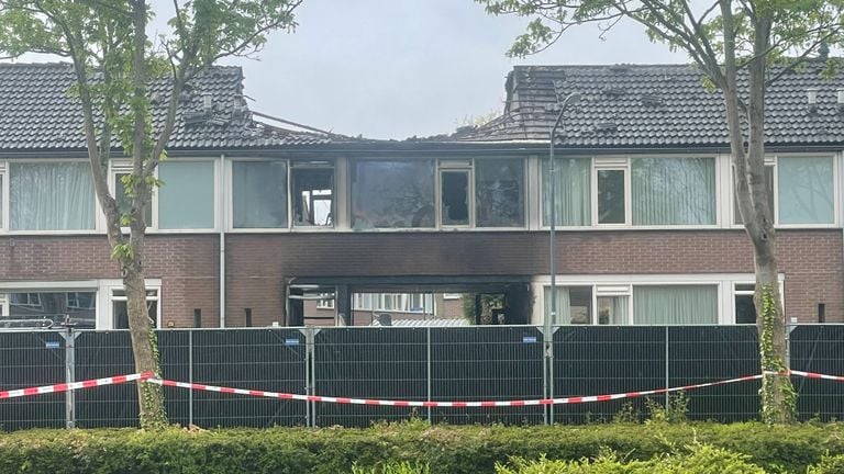 Voor het huis waar de brand woedde zijn zwarte schermen neergezet (foto: Jos Verkuijlen).