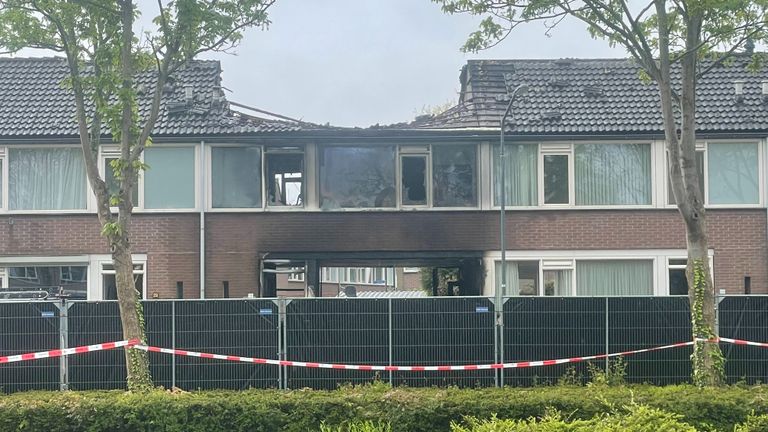 Voor het huis waar de brand woedde zijn zwarte schermen neergezet (foto: Jos Verkuijlen).