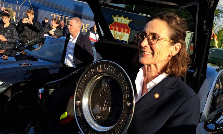 Marianne van Leeuwen met de kampioensschaal (foto: Leon Voskamp).