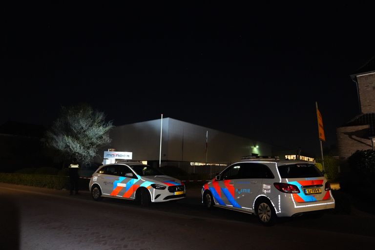 De politie bij het bedrijf in Helvoirt waar vrijdagnacht geschoten is (foto: Bart Meesters).