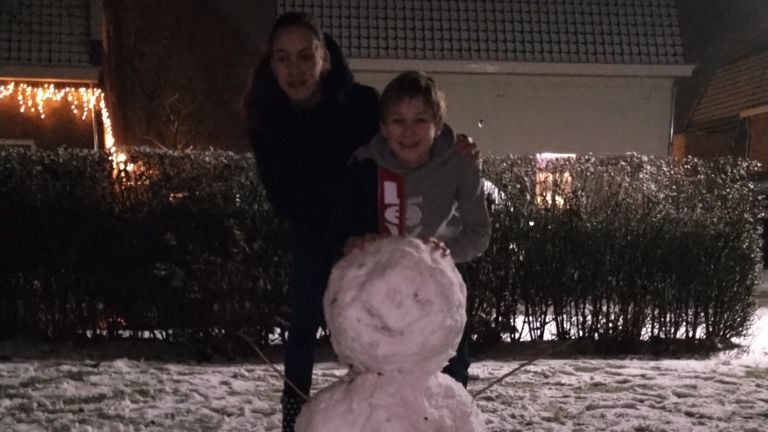De kinderen van Bob van den Broek uit Helvoirt hadden ook dikke sneeuwpret.