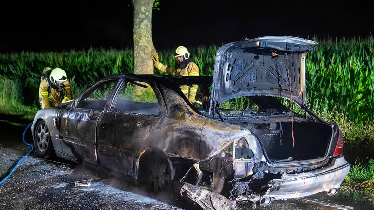 De auto vloog spontaan in brand en ging in vlammen op (foto: Gabor Heeres / SQ Vision).