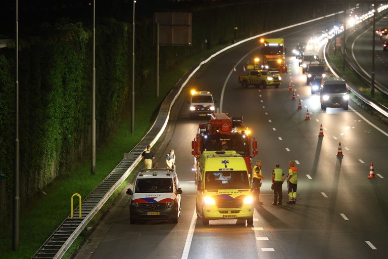 Vanwege de vrouw op de geluidswal werden twee rijstroken van de A2 afgesloten (foto: Sander van Gils/SQ Vision).