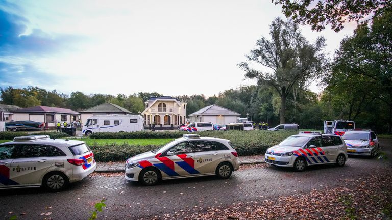 Veel politie op het woonwagenkamp aan de Brestlaan in Eindhoven (Foto: SQ Vision).