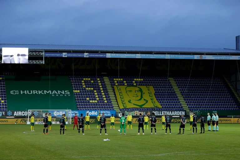 Spelers van RKC en Fortuna Sittard houden minuut stilte ter nagedachtenis voor Henk van Delft (Foto: ANP)