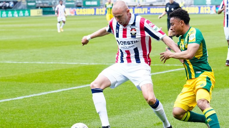 Sven van Beek in duel met Vicente Besuijen van ADO Den Haag. Foto: OrangePictures.