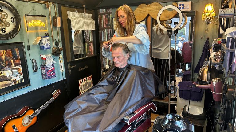 Diana Coolen aan het werk in de mobiele kapsalon (foto: Rogier van Son).