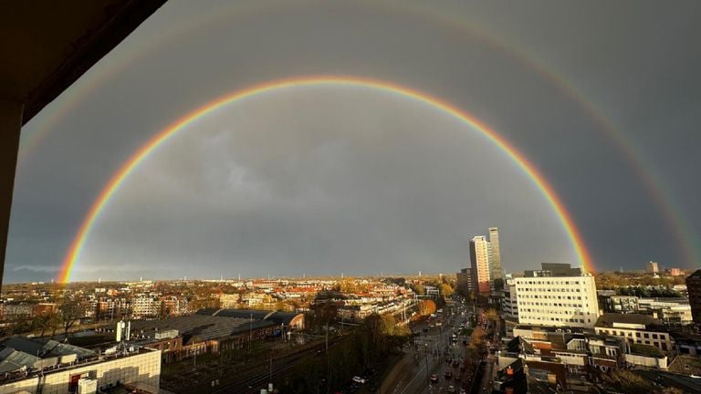 Regenboog vanaf het balkon in Tilburg (Foto: Jens)