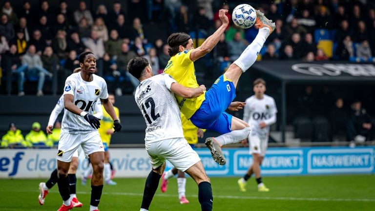 De mislukte omhaal van RKC Waalwijk-spits Oskar Zawada. (Foto: Eye4images B.V. / Marcel van Dorst)