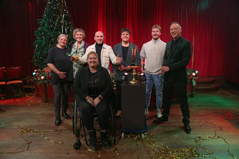 Judith met de overige genomineerden voor de Brabander van het jaar, Commissaris van de Koning Ina Adema en presentator Tom van den Oetelaar (foto: Karin Kamp).