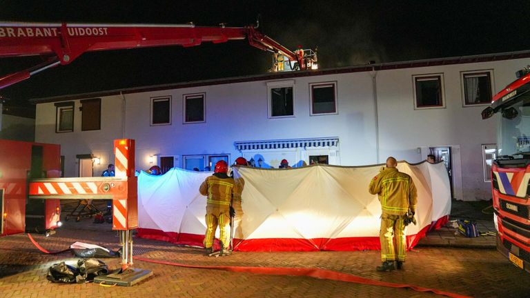 Een hoogwerker werd ingezet om de brand in Helmond te kunnen bestrijden (foto: Harrie Grijseels/SQ Vision).