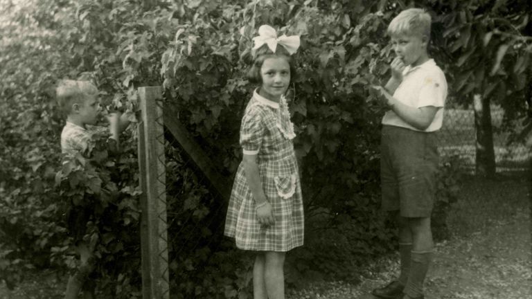 Marian (midden) met haar 'onderduikbroertjes' uit Horst (foto: Stichting Struikelstenen 's-Hertogenbosch).