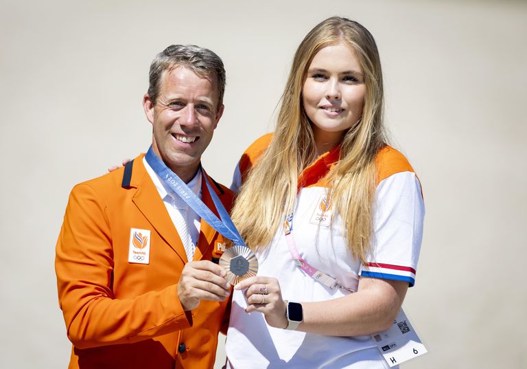 Maikel van der Vleuten straalt naast prinses Amalia met zijn bronzen medaille (foto: ANP 2024/Koen van Weel).