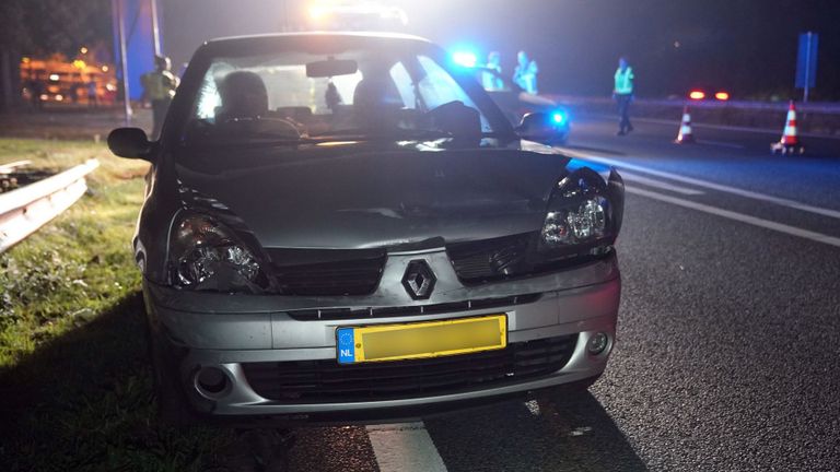 Om de beschadigde auto's van de weg te halen werd de A2 bij Maarheeze na de botsing een uur lang afgesloten (foto: WdG/SQ Vision).