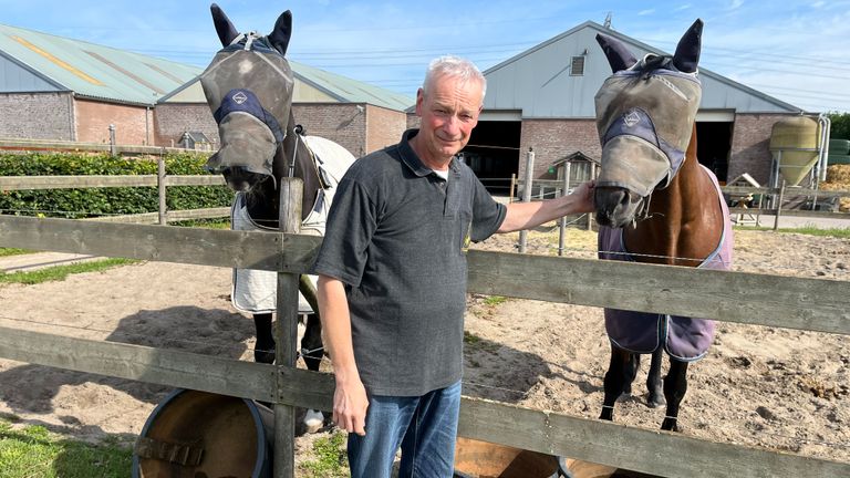 Victor Schellekens kan door de storing zijn paarden minder goed in de gaten houden (foto: Rogier van Son).