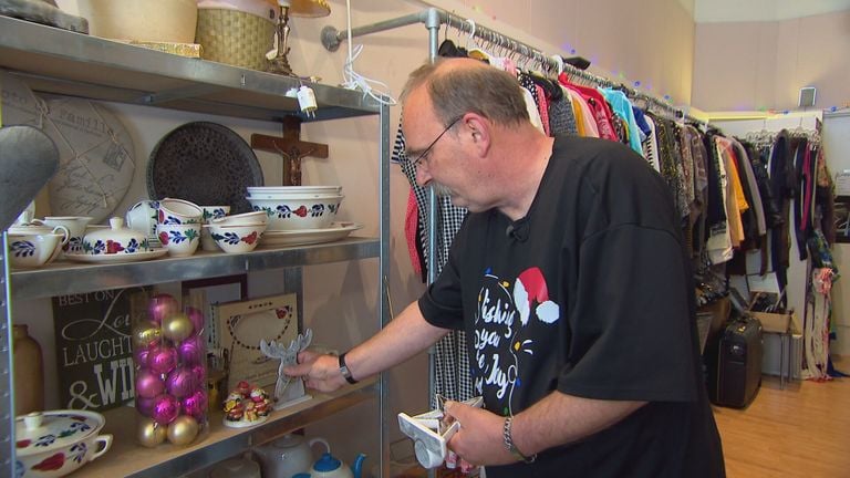 Theo aan het werk in zijn Kerst-T-shirt