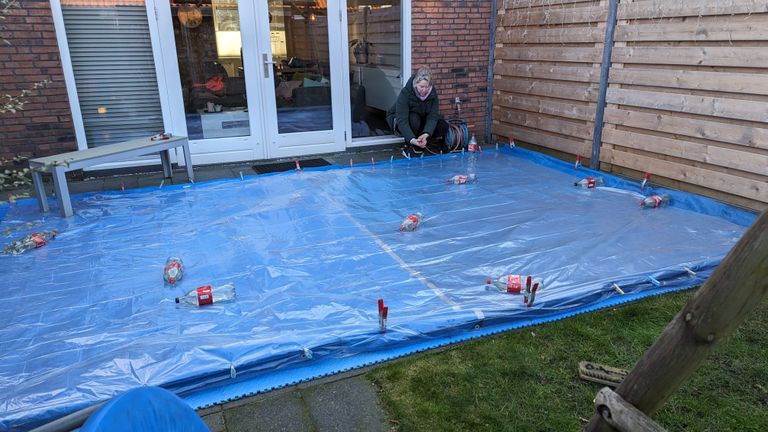 IJsmeester Lydia bezig met de aanleg van de ijsvloer (Foto: familie Groen)