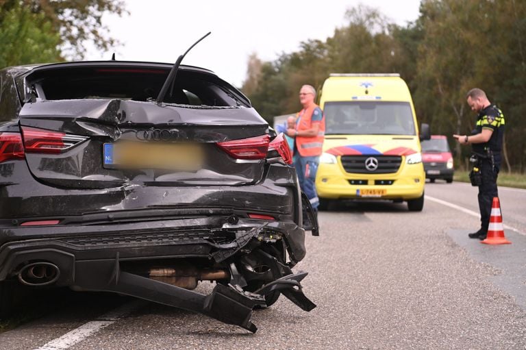 De auto raakte bij de aanrijding in Ommel zwaar beschadigd (foto: Walter van Bussel/SQ Vision).