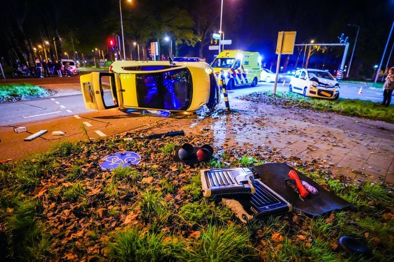 Bij de crash in de Karel de Grotelaan in Eindhoven werd een verkeerslicht uit de grond gereden (foto: SQ Vision).