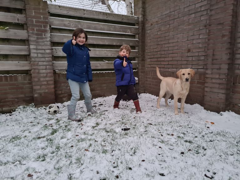 Fenna en Gijs waren erg blij met de sneeuw (foto: Tamara Broer).