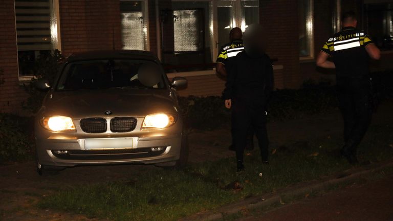 Agenten bij de gecrashte auto in Uden (foto: Marco van den Broek/SQ Vision).
