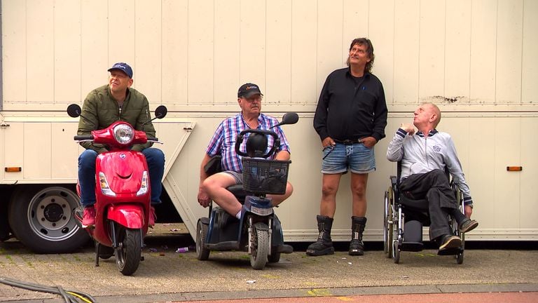 Het afbreken van de kermis trekt een trouw publiek. (foto: Omroep Brabant)